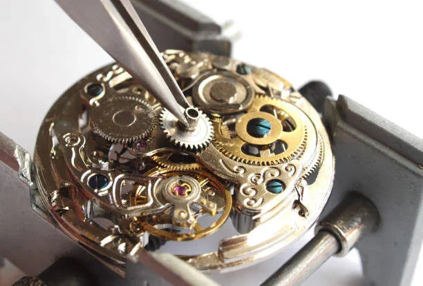 Comment Entretenir Votre Montre Squelette AUROMEC pour une Longévité Maximale